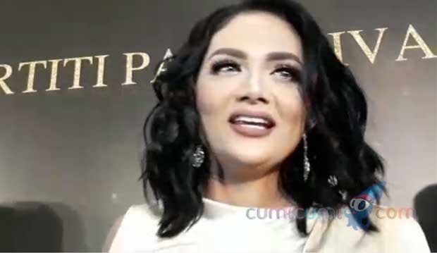 Jualan Lipstik, Krisdayanti Saingi Aurel Hermansyah?