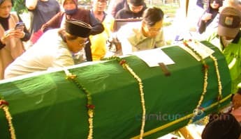 Jenazah Nenek Dimakamkan, Juwita Bahar Tak Datang Karena Hindari Anisa Bahar?