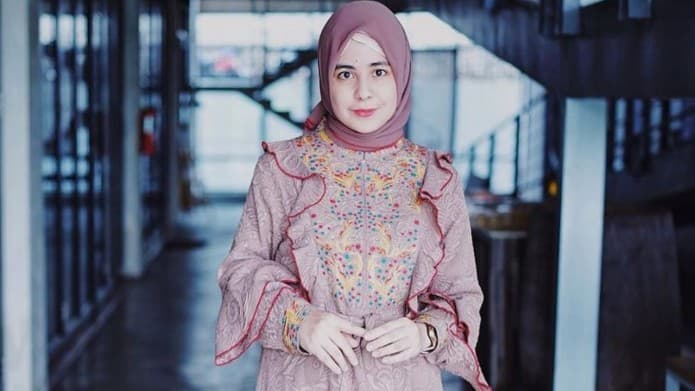 Risty Tagor Ubah Penampilan Pakai Jeans dan Kaos Pendek, Netizen Nyinyir